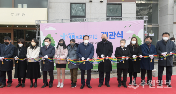 26일 오산시 아동보호전문기관 개관식에서 이권재 오산시장(오른쪽에서 6번째)을 비롯한 지역 내빈 및 관계자들이 기념테이프를 자르고 있다. (사진=오산시)
