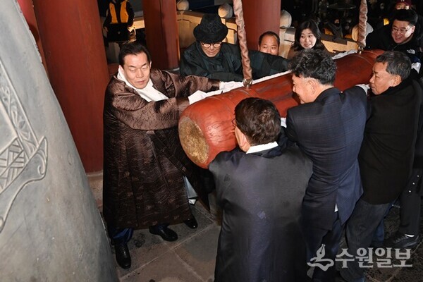 이재준 시장(왼쪽)이 화성행궁 여민각에서 새해 타종을 하고 있다. (사진=수원시)