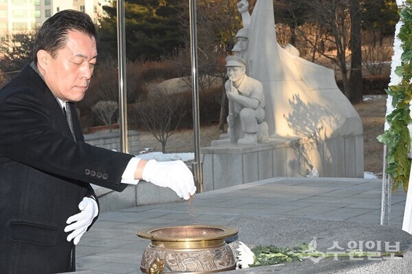 이재준 시장이 현충탑을 참배하고 있다. (사진=수원시)