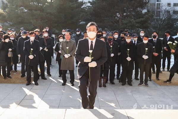 김성제 의왕시장이 1일 의왕시 현충탑을 찾아 참전유공자, 독립유공자에 대해 헌화하고 있다. (사진=의왕시)