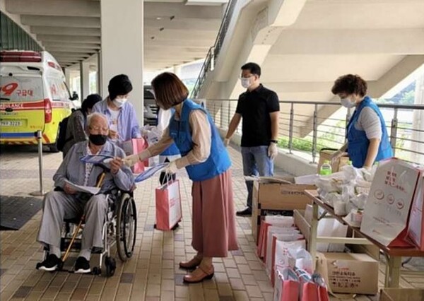 처인구보건소 관계자들이 지난 7월 시민들에게 건강증진을 위한 안내문을 나누고 있다.(사진=용인시)