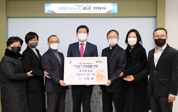 이상일(가운데) 용인특례시장과 천주교 보라동 성당 관게자 등이 기념촬영을 하고 있다.(사진=용인시)