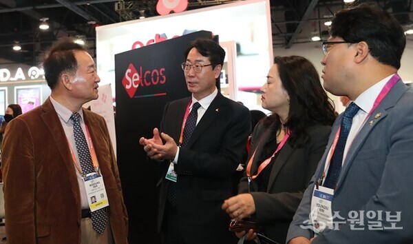 정명근 화성시장(왼쪽에서 두번째)이 세계 최대 IT종합 전시회 ‘CES 2023’ 전시회장에서 관계자의 설명을 듣고 있다. (사진=화성시)