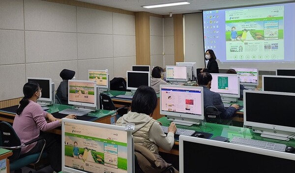 용인시 농업기술센터에서 정보화 교육을 실시하고 있다.(사진=용인시)