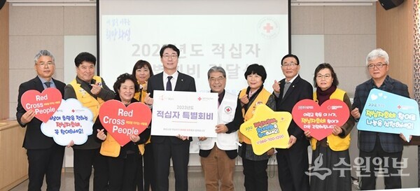정명근 화성시장(왼쪽에서 5번째)이 이재정 경기적십자사 회장(오른쪽에서 5번째)에게  2023년도 적십자 특별회비를 전달한 뒤 양 기관 관계자들과 기념촬영을 하고 있다. (사진=화성시)