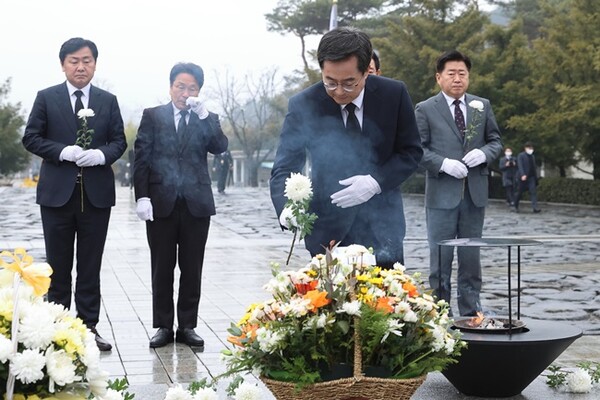 김동연 지사가 헌화를 올리는 모습.(사진=SNS 캡처)