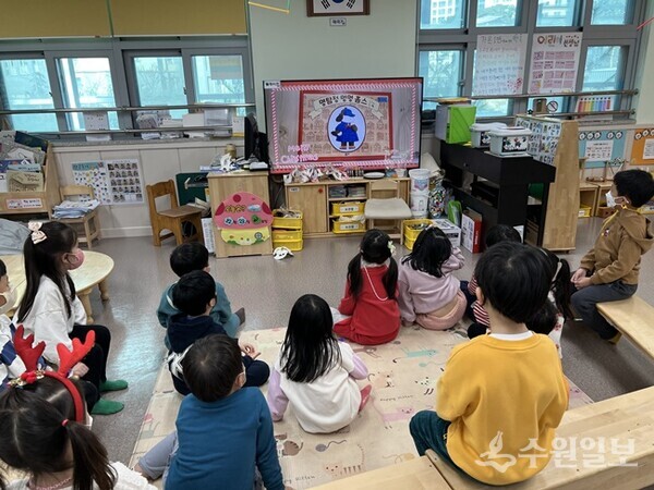 망포유치원 원아들이 학부모들이 직접 제작한 동화영상을 감상하고 있다.
