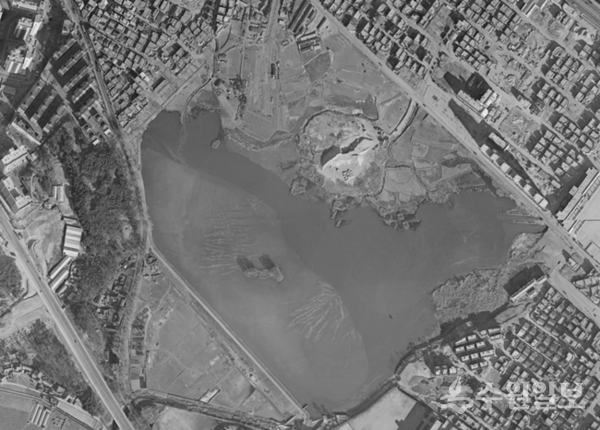 1990년 1월 항공사진. 만석공원 개발전 사진이다. 토지구획정리사업 시행으로 가옥이 많이 보인다. (사진=수원시항공사진서비스)