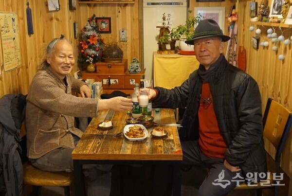 오랜만에 만난 김용문교수(왼쪽)와 팔달문 근처에서 대포 한잔 했다.(사진=김우영 필자)