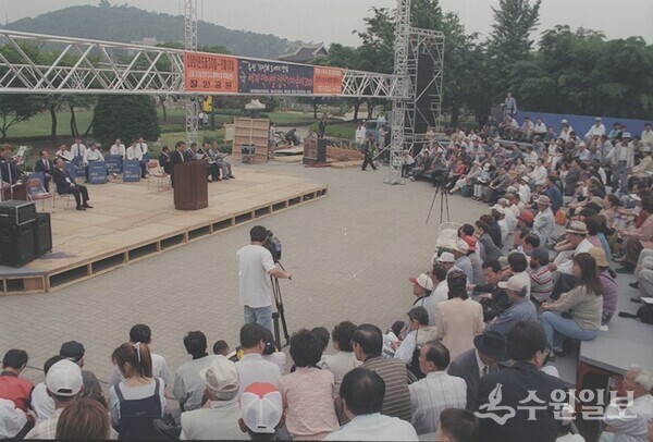 2001년 장안공원에서 열린 세계막사발장작가마축제. (사진=이용창 화성연구회 이사)