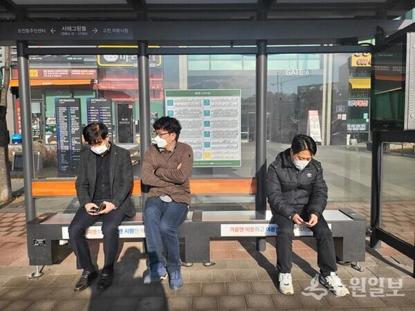의왕시가 지난해 버스승강장에 설치한 온열의자에 이용시민들이 앉아 버스를 기다리고 있다. (사진=의왕시)