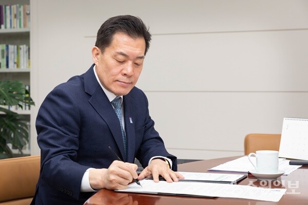 이재준 수원시장이 서한에 서명하고 있다. (사진=수원시)