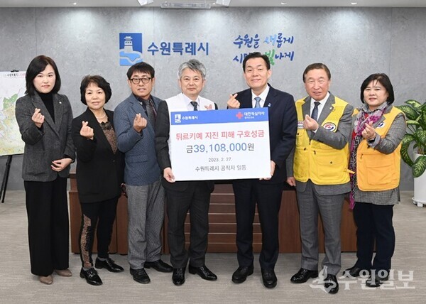 이재준 시장(오른쪽 3번째), 손일수 대한적십자사 경기지사 사무처장(왼쪽 4번째)이 성금전달식을 가진 뒤 양 기관 관계자들과 기념촬영을 하고 있다. (사진=수원시)