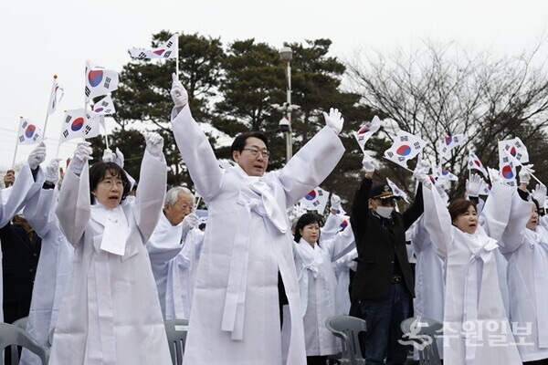 정명근 화성시장(가운데)이 1일 송산3.1기념공원에서 가진 3.1절 기념식에서 참석자들과 만세3창을 외치고 있다. (사진=화성시)