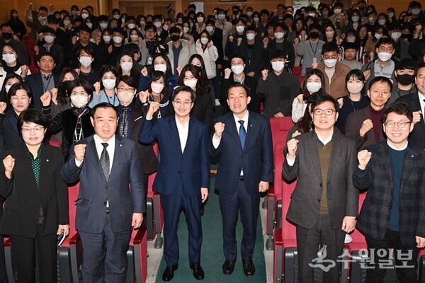 김동연 지사가 특강 후 이재준 수원시장, 시 공직자들과 함께하고 있다. (사진=수원시)
