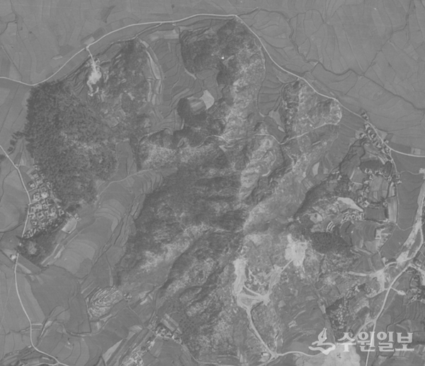 1966년 11월 숙지산 항공사진. 북쪽 길옆에 하얀 부분이 연초제초창 앞 채석장이다. 남쪽 하얀 부분이 화성아파트가 있던 채석장이다. (사진=수원시 항공사진서비스)