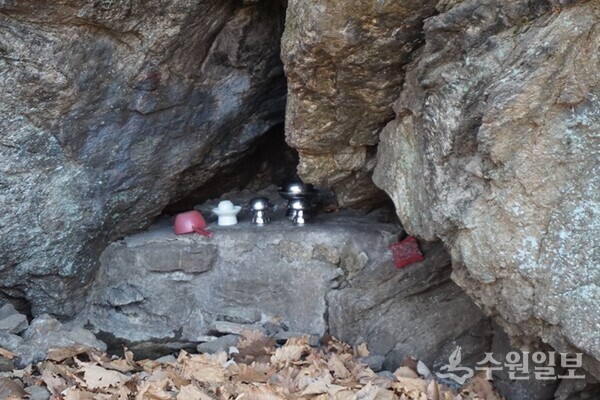 문암에서 치성을 드린 흔적. (사진=김우영 필자)