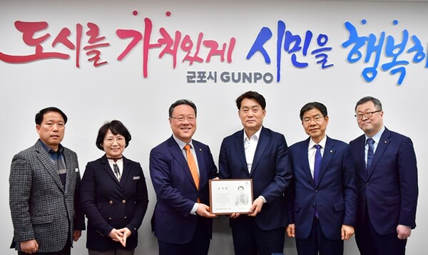 경기신보와 군포시 관계자 등이 기념촬영을 하고 있다.(사진=경기신보)