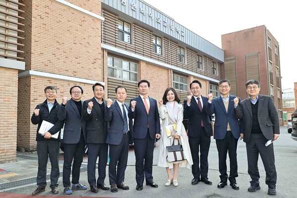 이상일(가운데) 용인특례시장이 용인바이오고등학교를 찾아 경기도교육청 관계자들과 지역 인재 양성 방안을 논의했다.(사진=용인시)