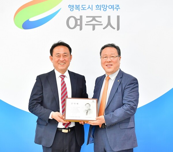 이충우(왼쪽) 여주시장과 시석중 경기신보 이사장이 기념촬영을 하고 있다.(사진=경기신보)