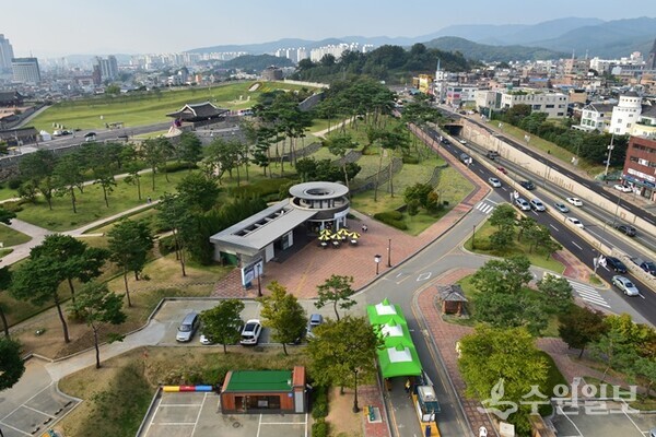 창룡문 주변의 2022년 9월 모습. (사진=수원시 항공사진서비스)