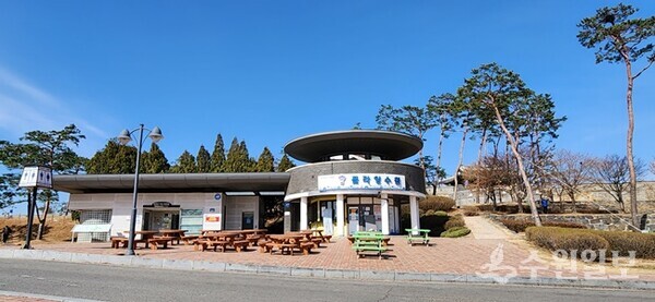 창룡문 밖 관광안내소(현재 수원플라잉사무소) 모습. (사진= 김충영 필자)