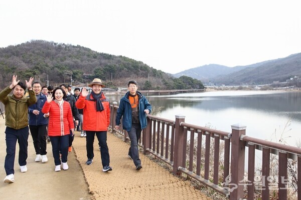 김성제 의왕시장(오른쪽에서 두번째)이 시민들과 ‘두발로 Day’ 행사에 참여하고 있다. (사진=의왕시)