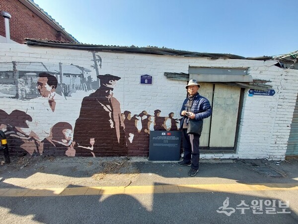 앙카라학교 앞에서 김우영 시인이 포즈를 취하고 있다. (사진=필자 김용문)