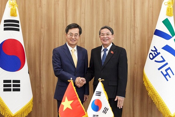 김동연(왼쪽) 경기도지사와 '응우옌 득 하이' 베트남 부의장과 기념촬영을 하고 있다.(사진=김동연 지사 SNS)