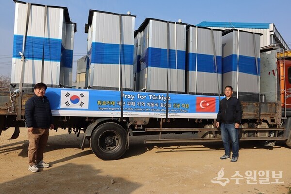 튀르키예로 보내는 이동식 화장실 앞에 선 심영찬 심재덕기념사업회 부회장(오른쪽)과 이원형 WTA 사무총장. (사진=심재덕기념사업회)