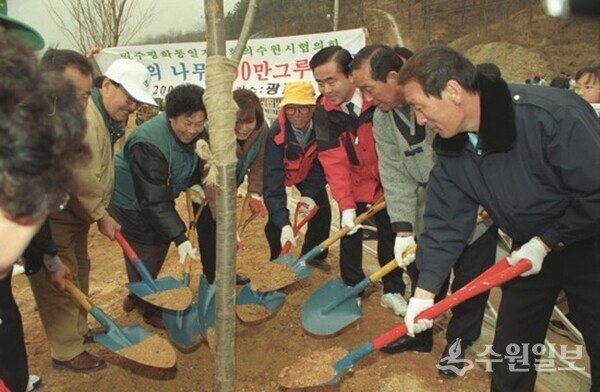 2000년 3월 23일 광교저수지 둘레길에 벚나무를 심고 있는 고 심재덕 수원시장(오른쪽에서 두번째 개량한복 입은 사람)과 시민들. (사진=이용창 화성연구회 이사)