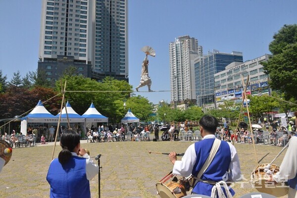 지난해 6월 영통 느티나무가 있는 단오어린이공원에서 청명단오제가 재개돼 주민들이 줄타기 공연을 보고 있다.  (사진=수원시)