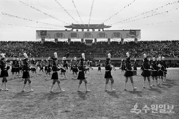 1971년 제8회 화홍문화제에서 고적대가 개막 축하 공연을 하고 있다. (사진자료=수원시)