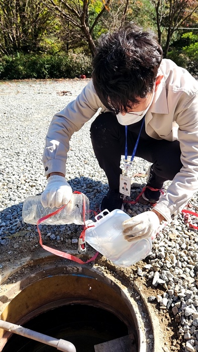 용인시 관계자가 야영장 개인하수처리시설을 점검하고 있다.(사진=용인시)
