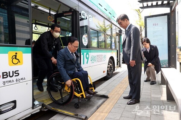 박재용 경기도의회 의원(왼쪼에서 두번째)이 휠체어를 타고 저상버스 하차 체험을 하고 있다. (사진=경기도의회)  