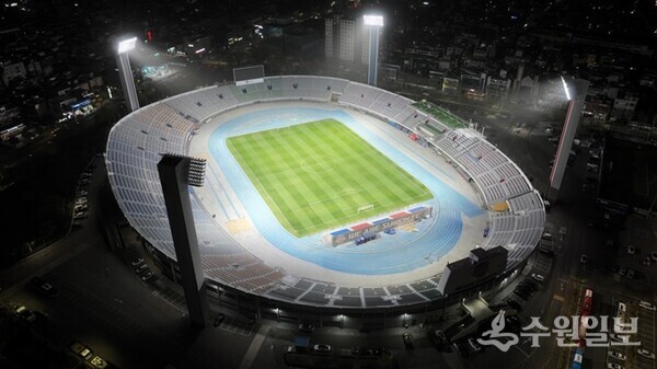 고효율 LED 조명등으로 교체한 수원종합운동장 전경. (사진=수원시)