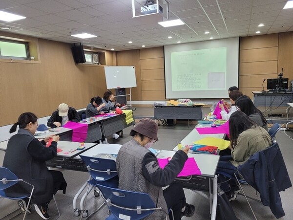 보라도서관 특성화주제인 전통 관련 프로그램에 시민들이 참여한 모습.(사진=용인시)