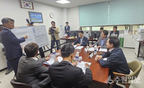 원희룡 국토부 장관(오른쪽)이 24일 ‘화성시 전세피해방지 지원상담센터’를 방문, 관계자로부터 전세피해 방지대책에 대한 설명을 경청하고 있다. (사진=화성시)