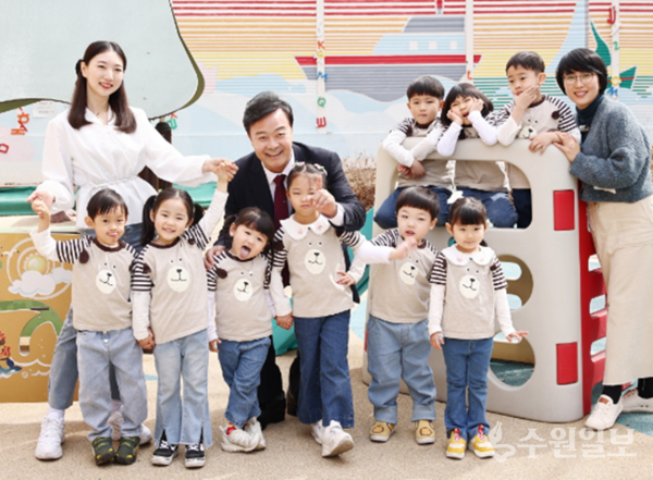 김성제 의왕시장이 시내 한 어린이집을 방문, 아이들과 함께 하고 있다. (사진=의왕시)