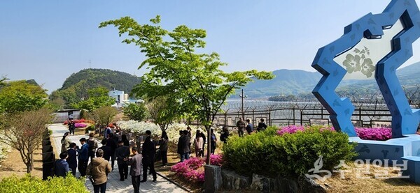 외신기자들이 6.25참전용사 기념공원을 둘러보고 있다. (사진=강화군)
