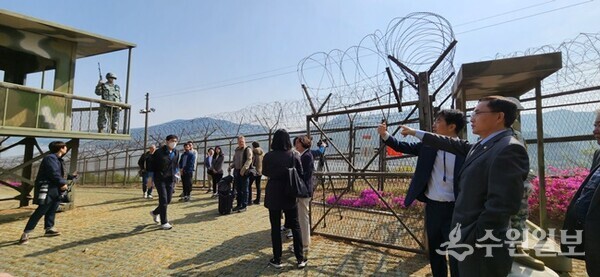 조용민 문체부 차관(오른쪽)이 DMZ현장을 점검하고 있다. (사진=강화군)