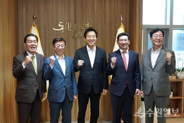 수도권 4개 시 시장이 오세훈 서울시장을 방문, 기념촬영을 하고 있다. 왼쪽부터 이재준 수원시장, 신상진 성남시장, 오세훈 서울시장, 이상일 용인시장, 정명근 화성시장. (사진=수원시)