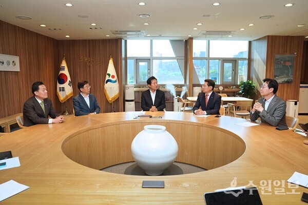 이재준 수원시장 등 4개 시 시장이 오세훈 서울시장(가운데)과 면담하고 있다. (사진=수원시)