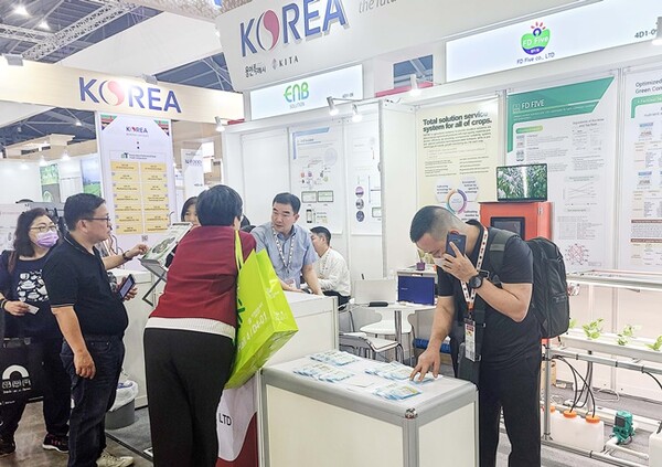 지난달 24~28일 싱가포르에서 열린 '2023 싱가포르 국제 식품 박람회' 용인특례시관에 방문객의 발길이 이어지고 있다.(사진=용인시)