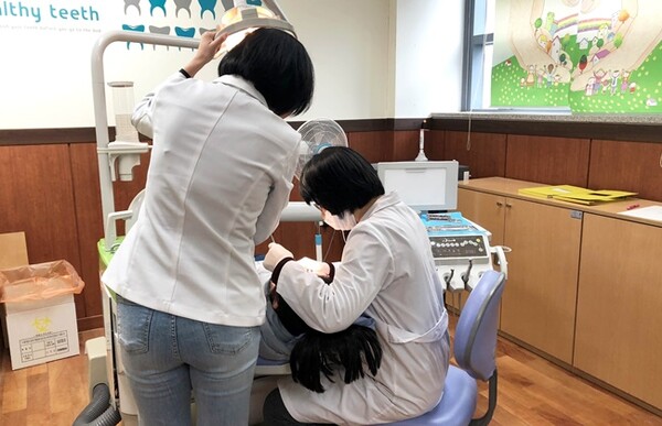 용인시 관내 지정 치과에서 초등학생이 검진을 받고 있는 모습.(사진=용인시)