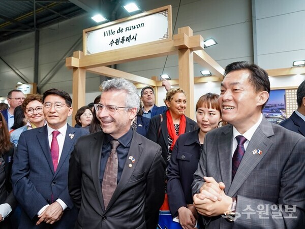 이재준 시장(오른쪽부터), 엠마누엘 드니 뚜르시장, 김기정 수원시의회 의장이 ‘뚜르시 박람회 2023’ 박람회장 내 수원시 홍보관에서 함께하고 있다. (사진=수원시)