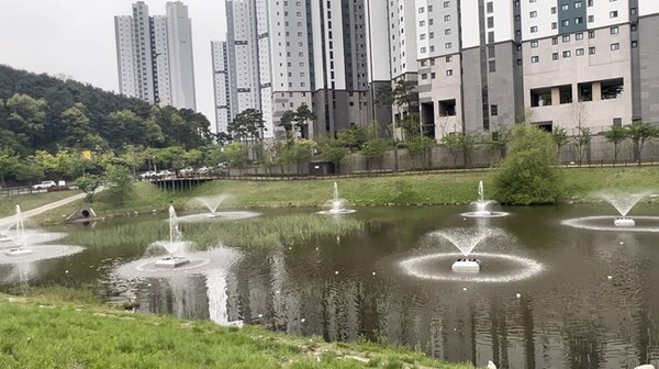 처인구 역동저류지에 설치된 부유분수의 모습.(사진=용인시)