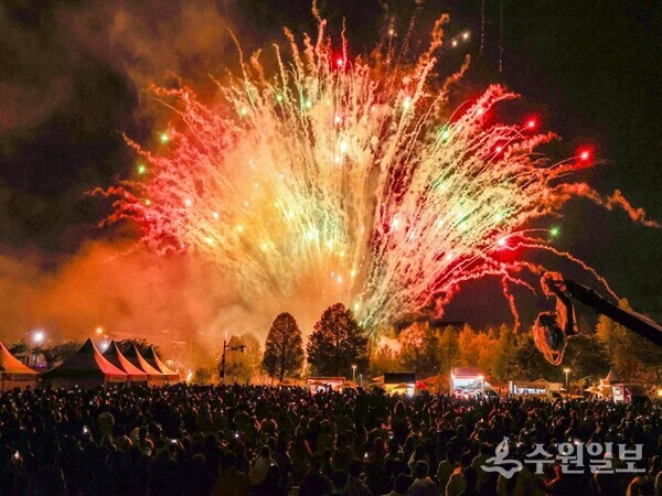 ‘2023 의왕철도축제’에서 펼쳐진 화려한 불꽃쇼 모습. (사진=의왕시)