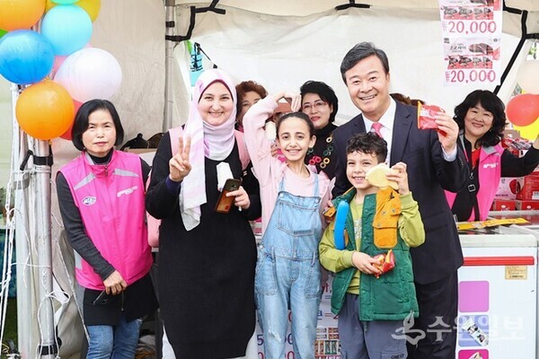 김성제 의왕시장이 ‘2023 의왕철도축제’ 방문객들과 함께 하고 있다. (사진=의왕시)