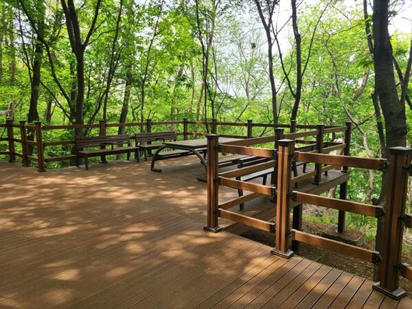 용인시가 서봉숲속공원 산책로에 쉼터를 조성했다.(사진=용인시)